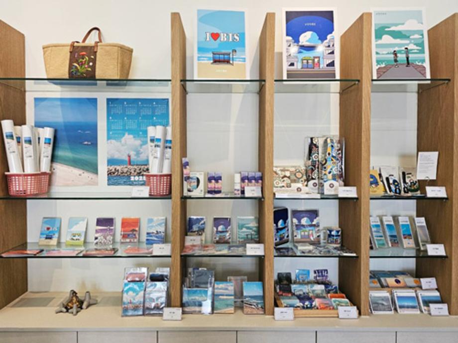 在咖啡街看海、喝咖啡、买纪念品