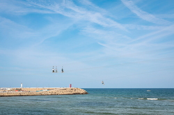 海の上を飛ぶような