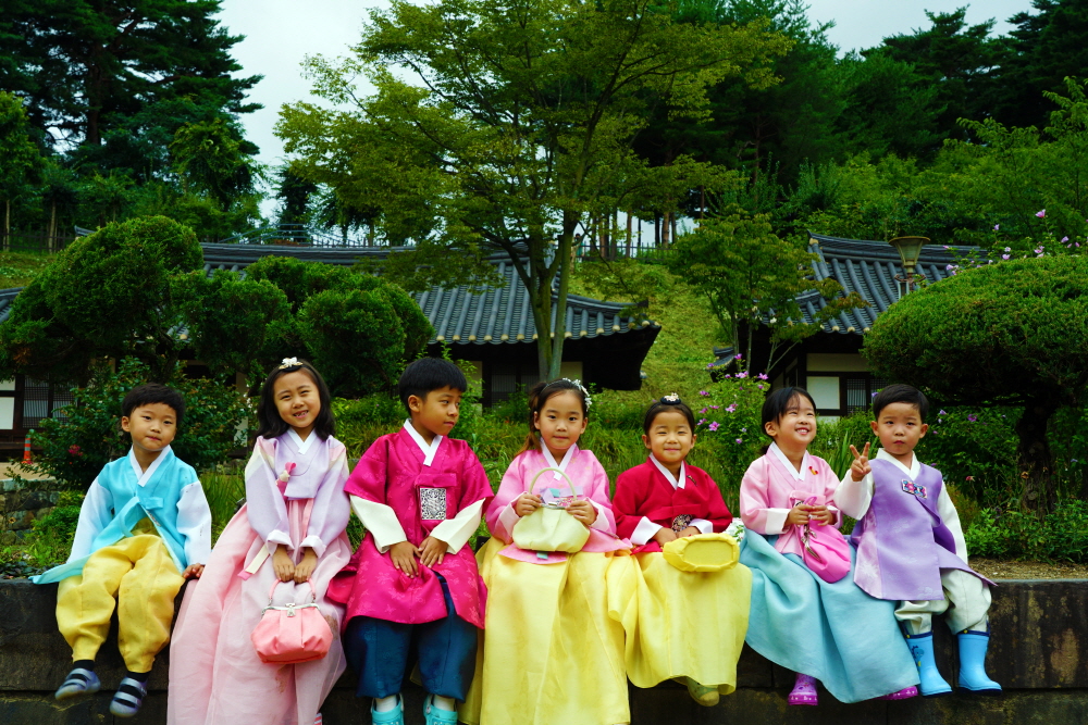 Seongyojang House with Serene and Rustic Atmosphere 08